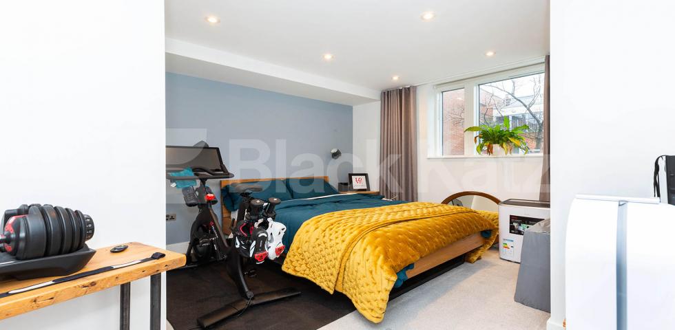 Luxury 2 bed two bath with balcony in a private modern development in Camden.  Cliff Villas, Camden 